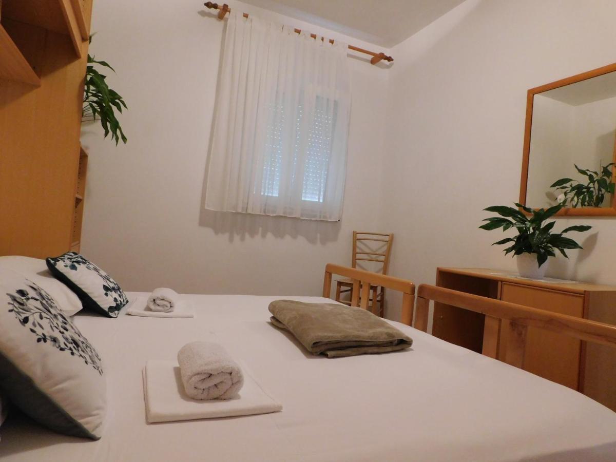 Apartmani Salus Pag Town Exterior photo