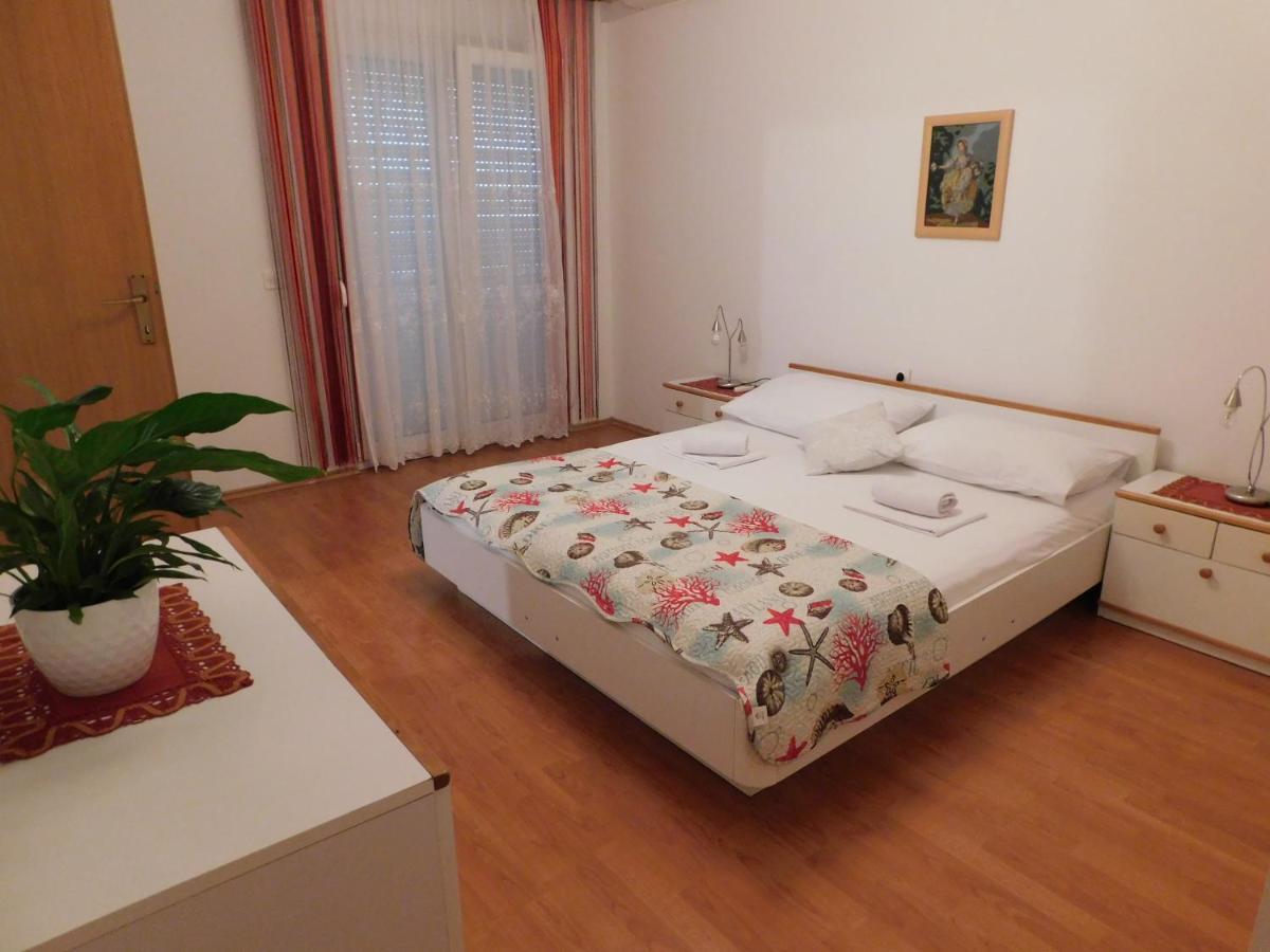Apartmani Salus Pag Town Exterior photo