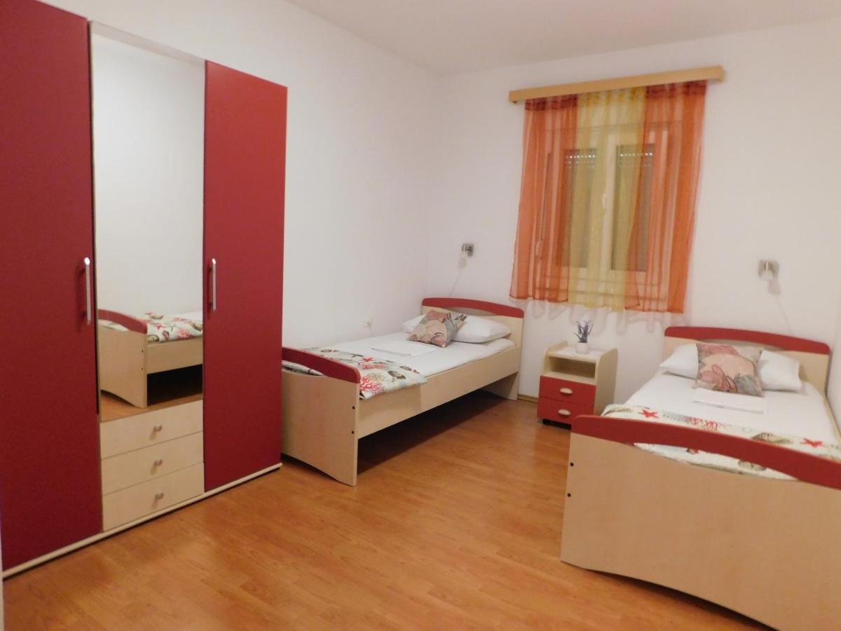 Apartmani Salus Pag Town Exterior photo